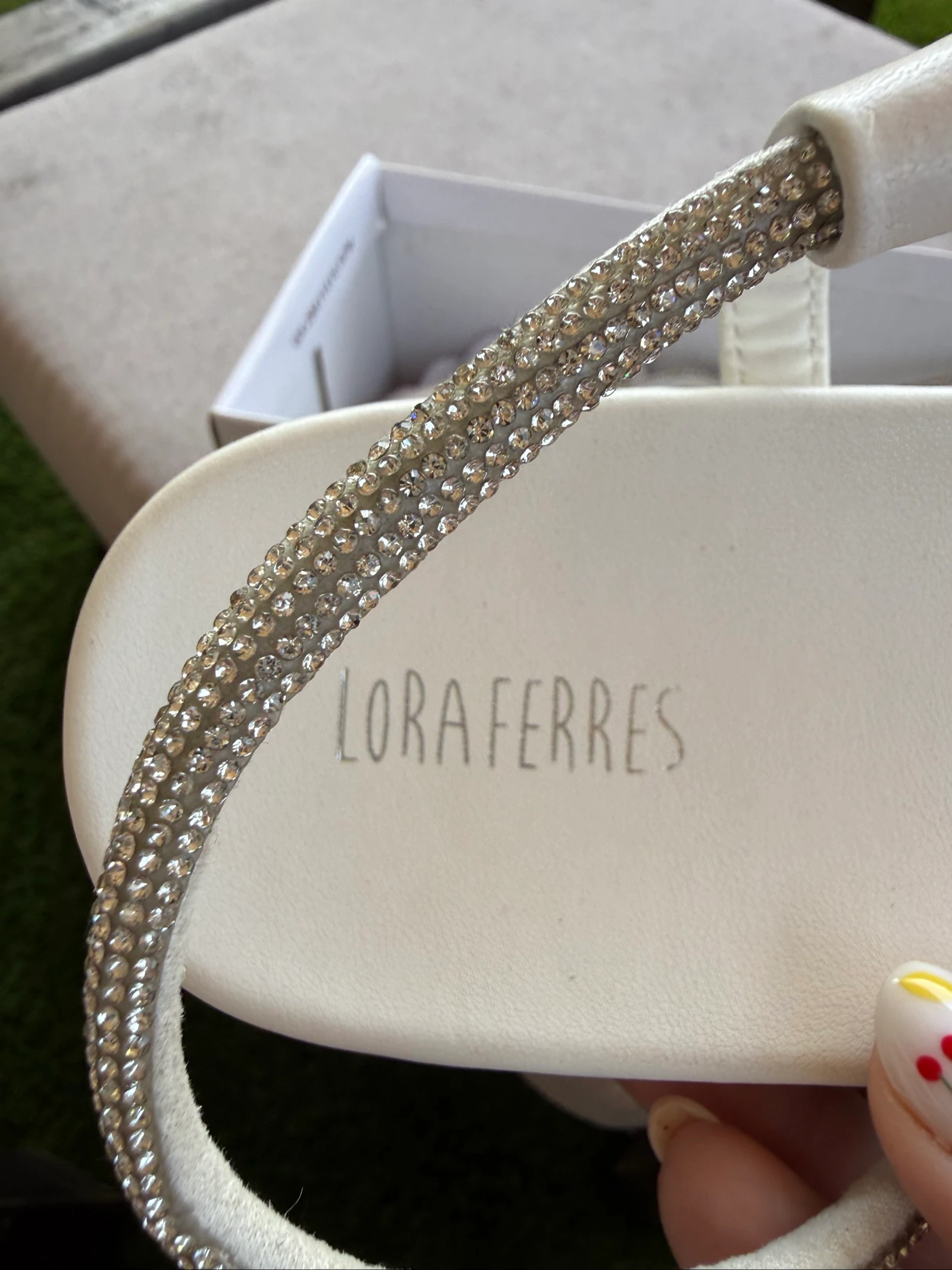 White flat sandals with rhinestone straps Lora Ferres – photo 8